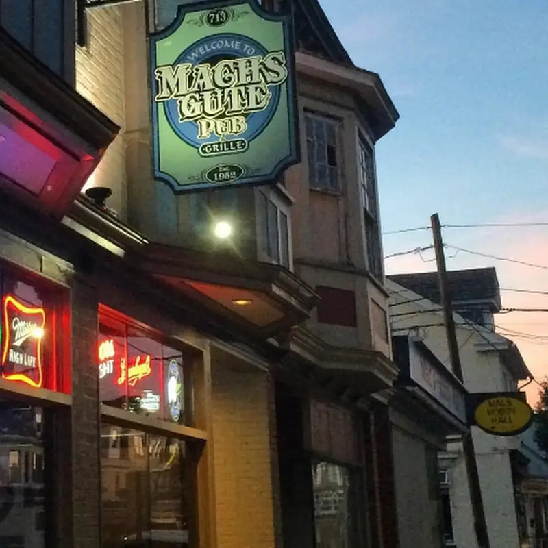 Machs Gute Pub and Grille