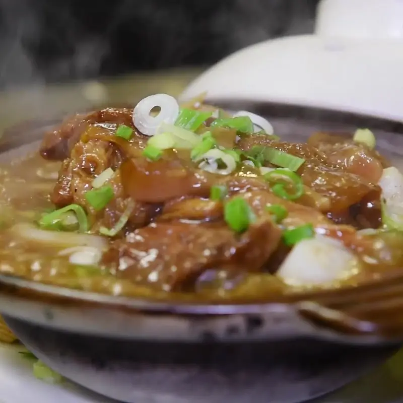 Dungeness Crab Lo Mein with Ginger Scallion 薑蔥大蟹撈粗面