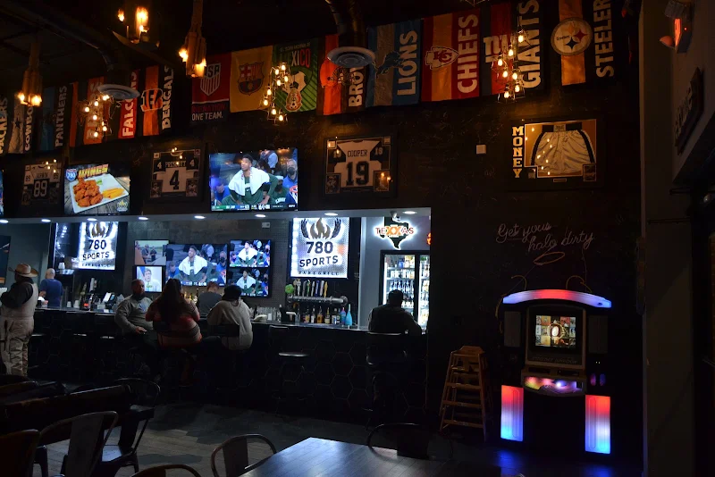 780 Sports Bar & Grill
