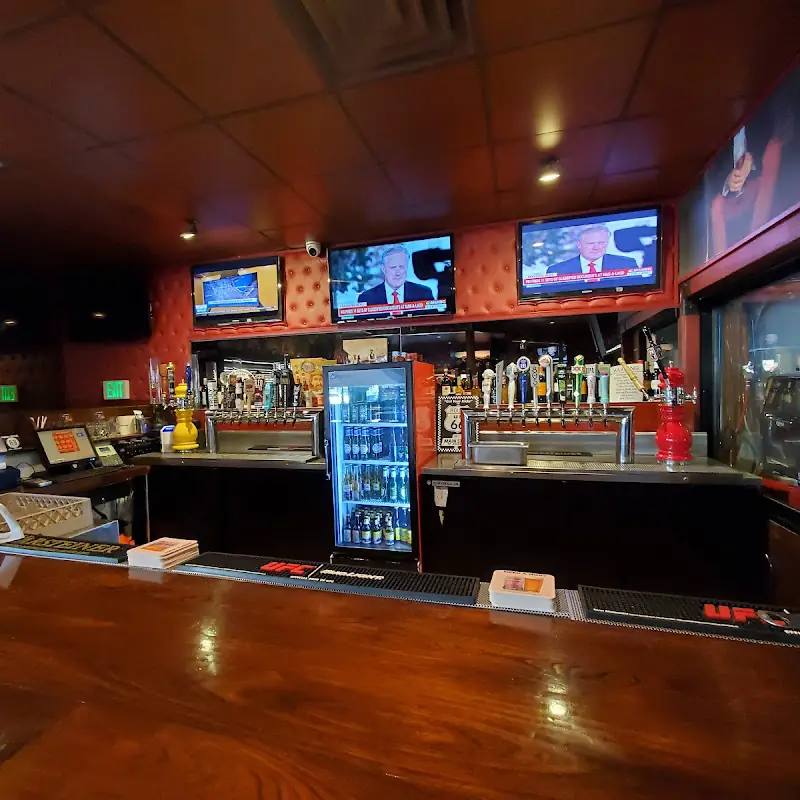 Big Mama's & Papa's Pizzeria - Burbank