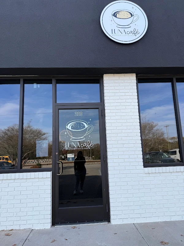 Luna Cafe Bakehouse & Coffee Shop