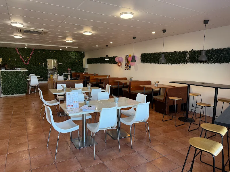 VILLAGE CAFE & BURGERS