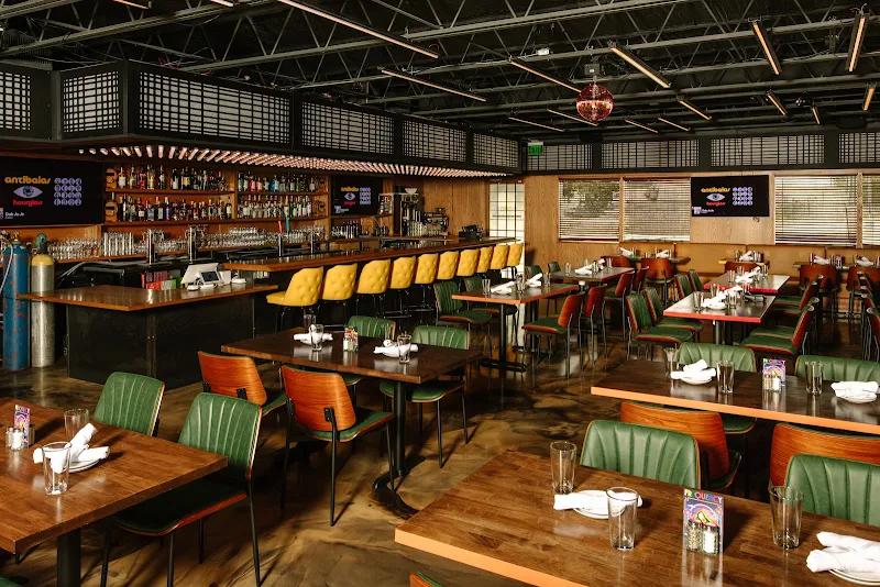 AM/FM Diner & Lounge