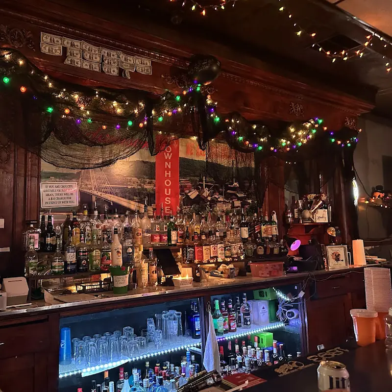 Town House Bar & Grill