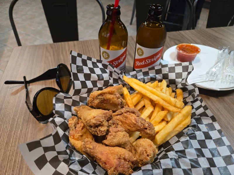 Zone 6 restaurant and lounge