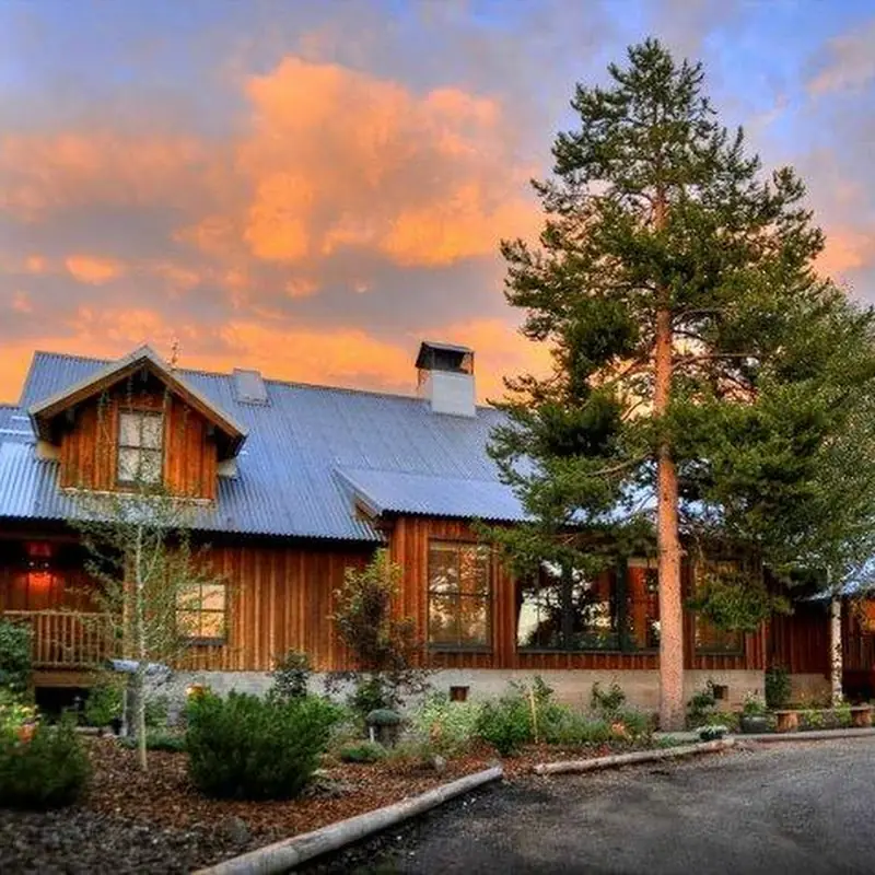Henry's Fork Lodge & Restaurant