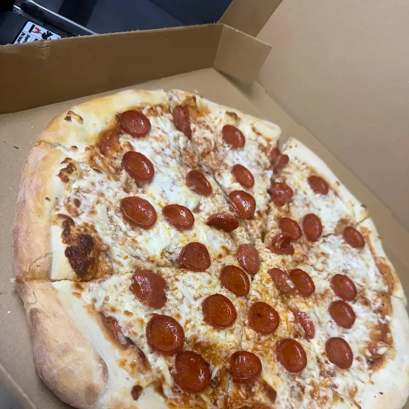 1 Pizza Grande (Queso o Pepperoni), 2 Papas Asadas, 1 2L Coca Cola, Sprite o Dr Peper