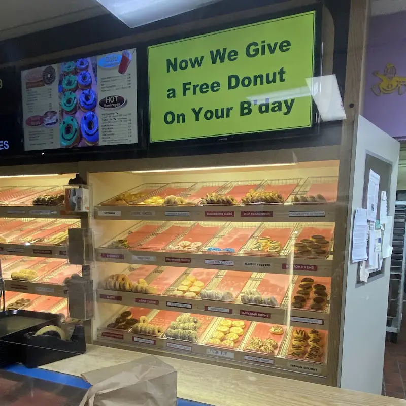 DAYNIGHT DONUTS.