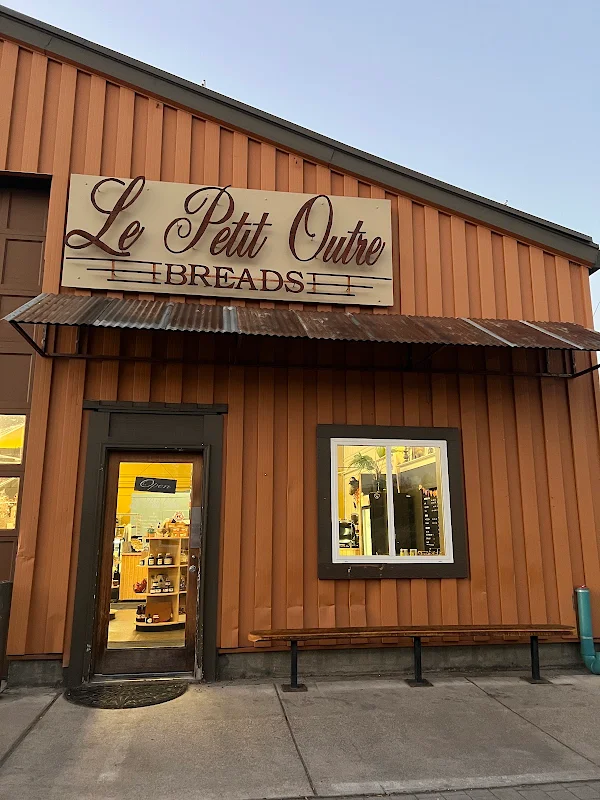Le Petit Cafe