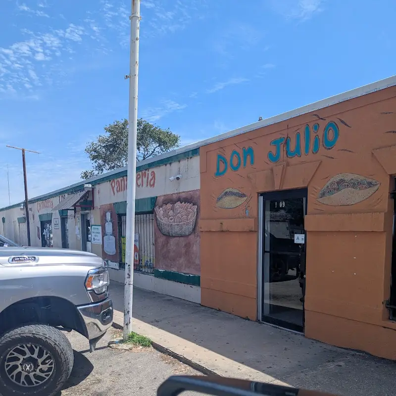Los Paisanos
