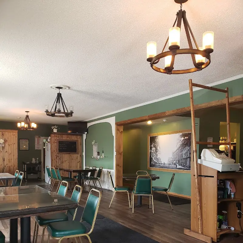 1/2 Ton's Bar & Grill