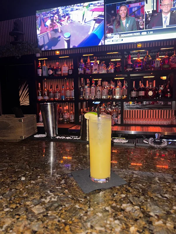 82 Oak Bar & Bistro