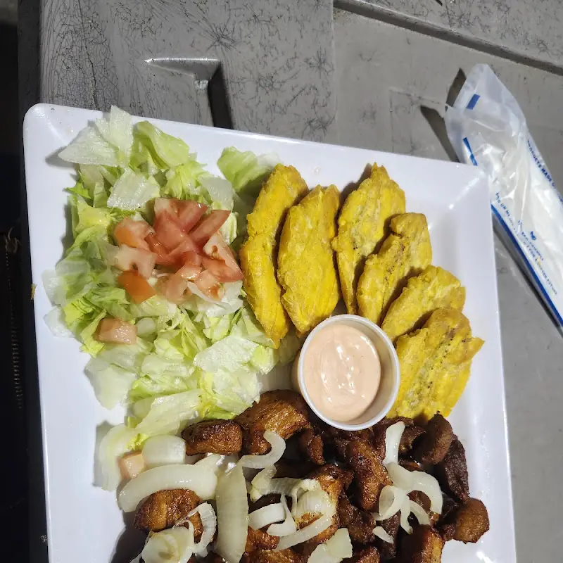 Los Tres Robles Bar & Grill