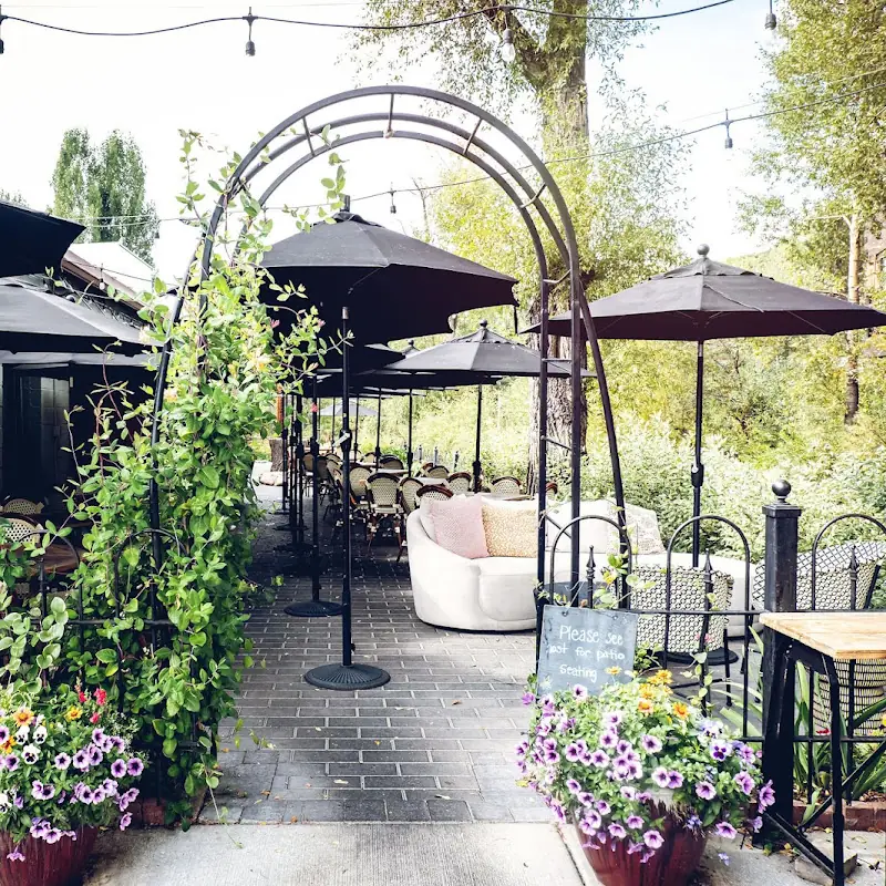 Creekside Café & Grill