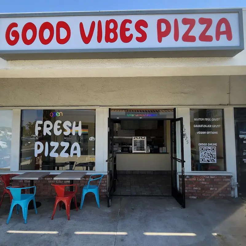LARGE SPECIALTY PIZZA + 6PCS WINGS