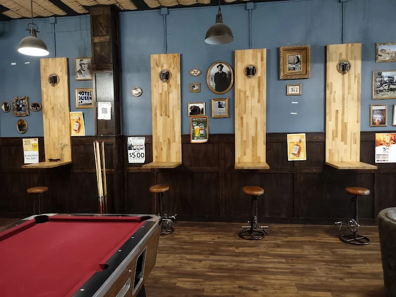 Queen Lounge