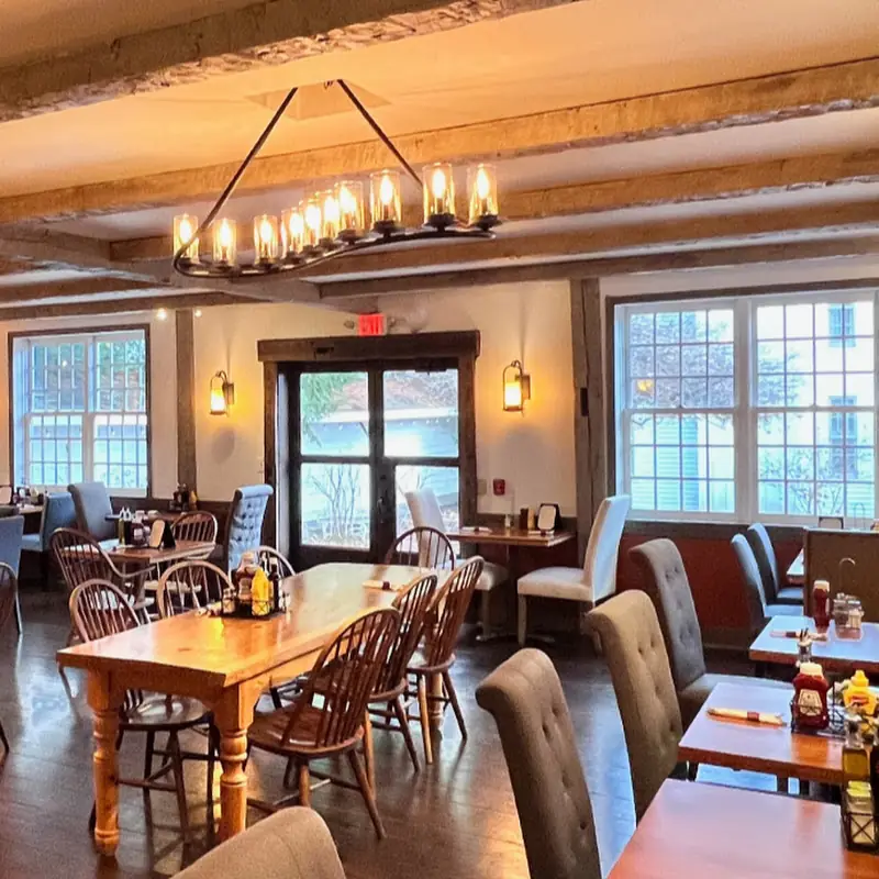 1832 Tavern & Pub at Four Columns Inn