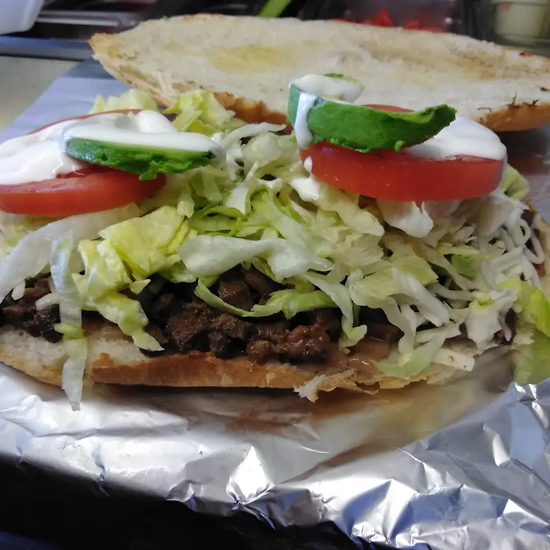 5. Hot Dog con Papas Fritas / 5. Hot Dog with French Fries