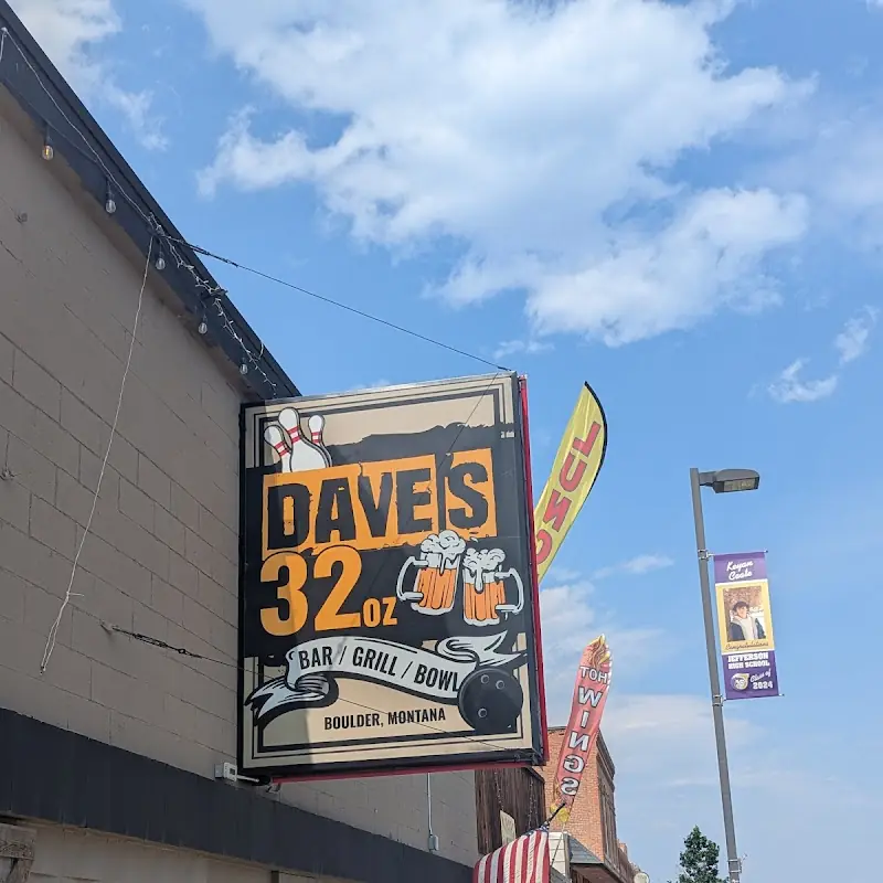 Dave's 32 oz Bar Grill & Bowling
