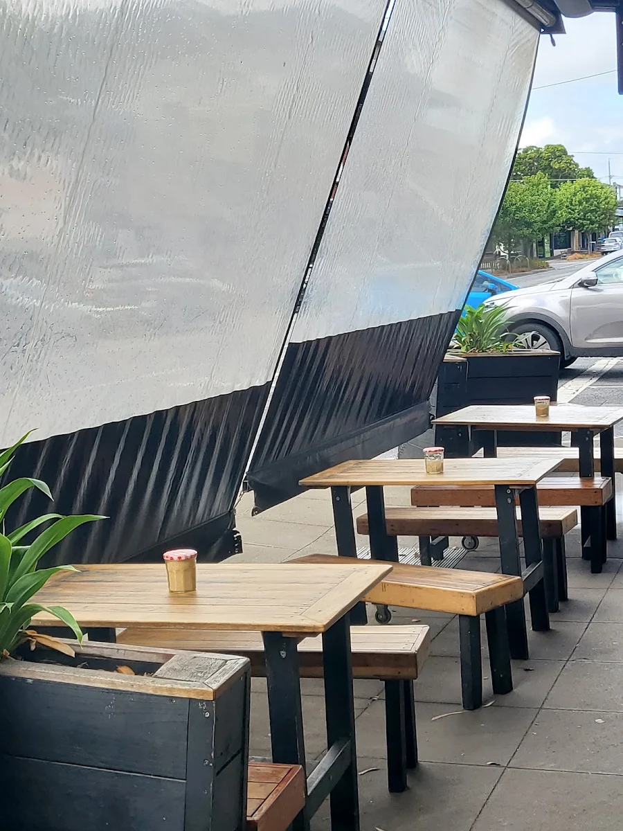 Vibe, Hampton Corner Cafe/Bakery