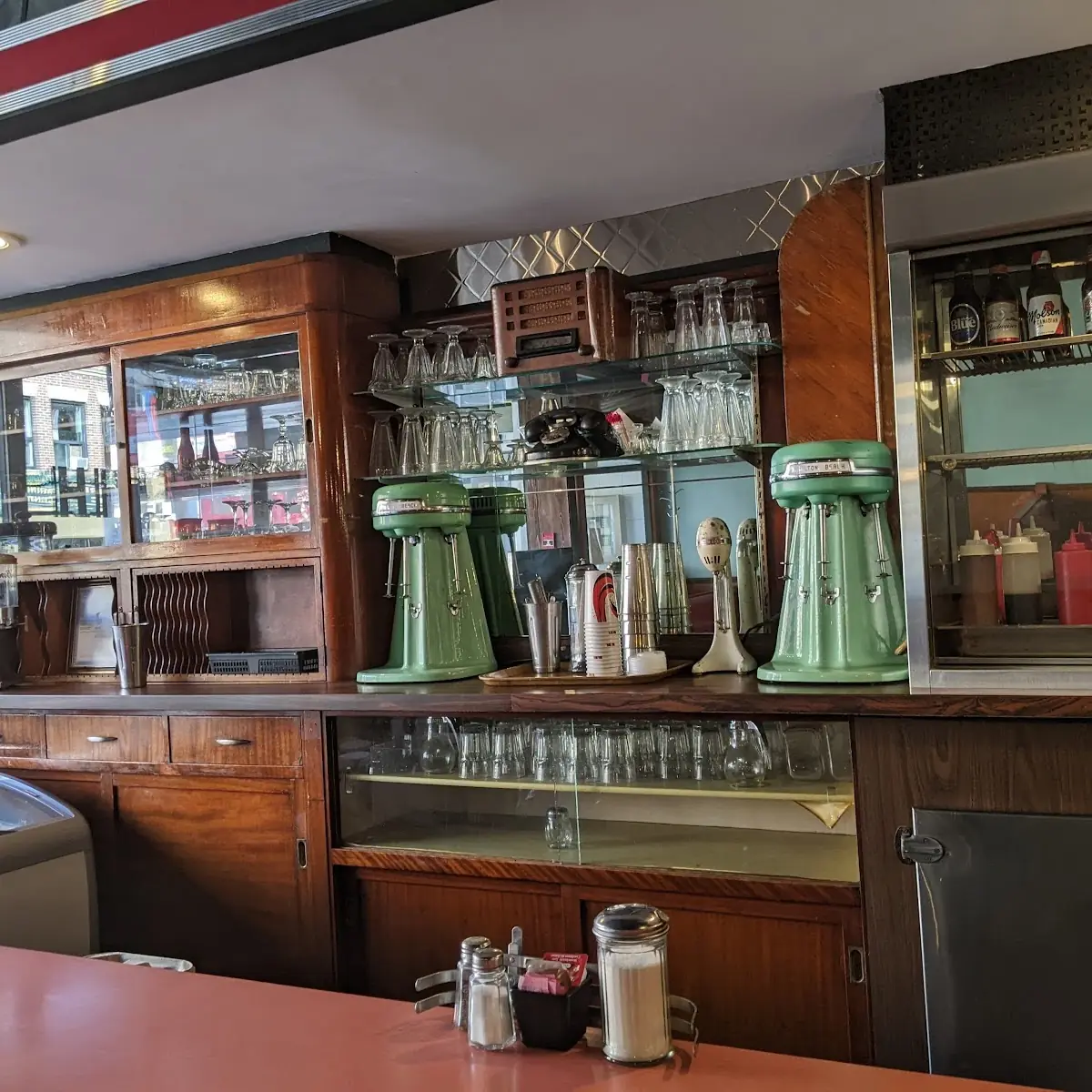 Vibe, Hi-Lite Restaurant