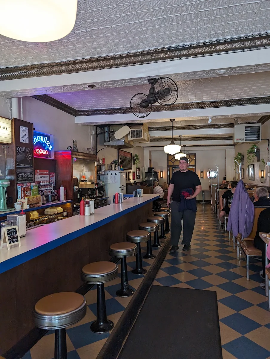 Vibe, Passmores Diner