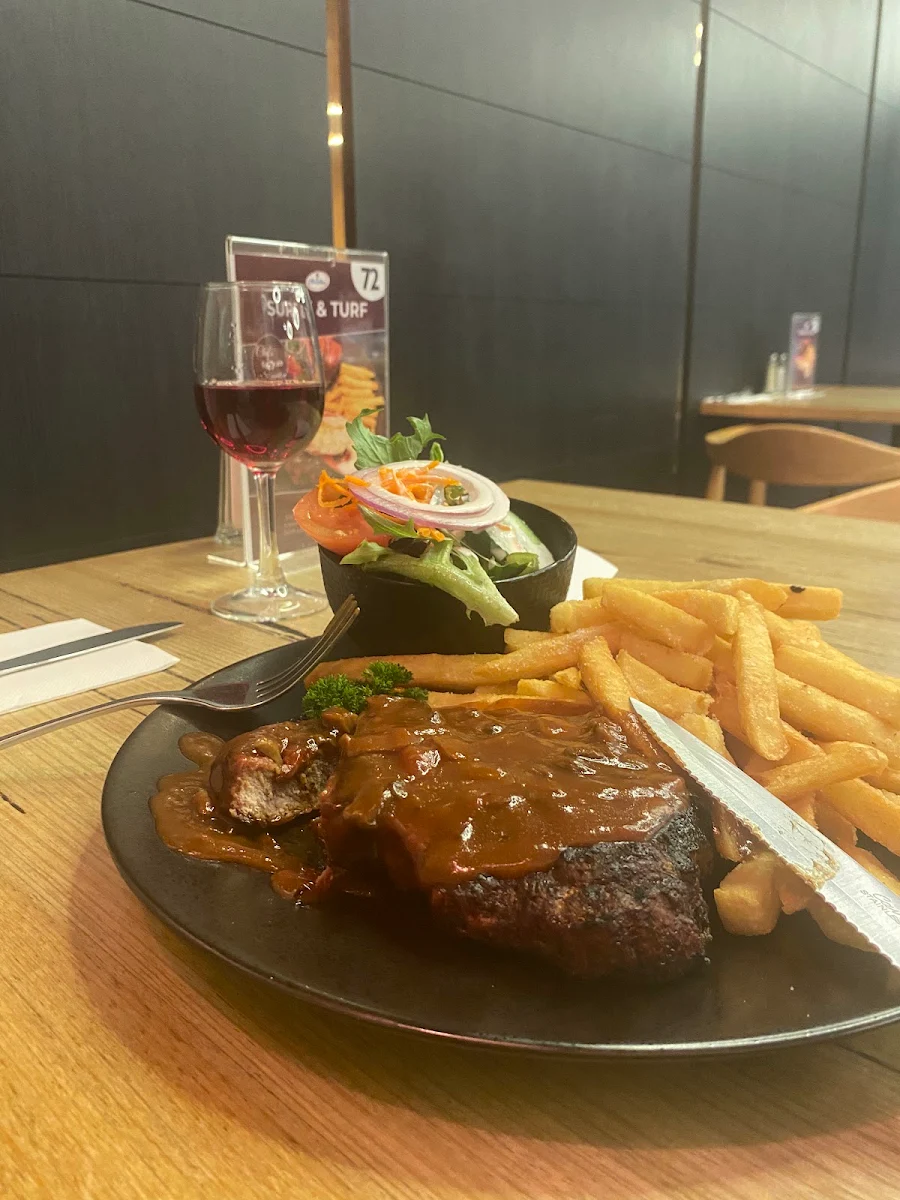Food & drink, Beretta's Langwarrin Hotel