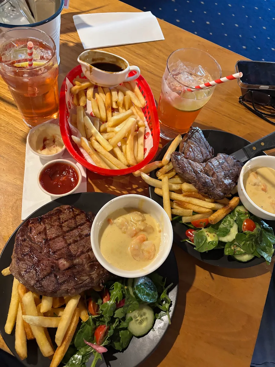 Food & drink, Lakers Tavern