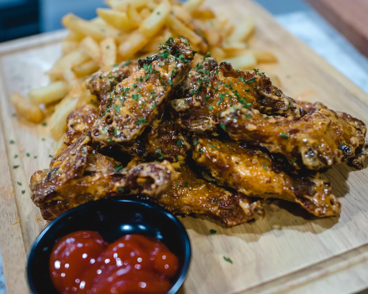 Food & drink, Limitless Bar & Grill