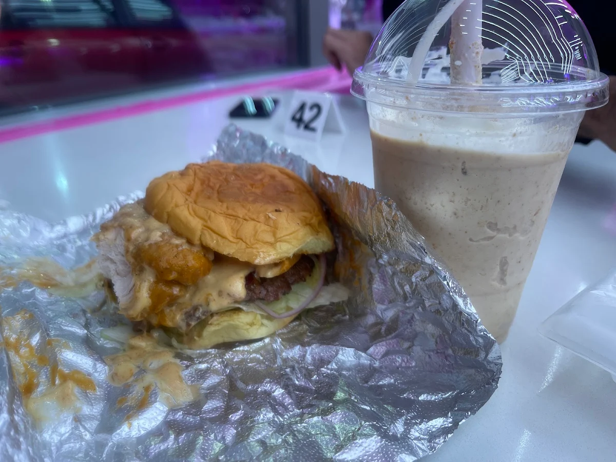 Food & drink, BUSSIN BURGER