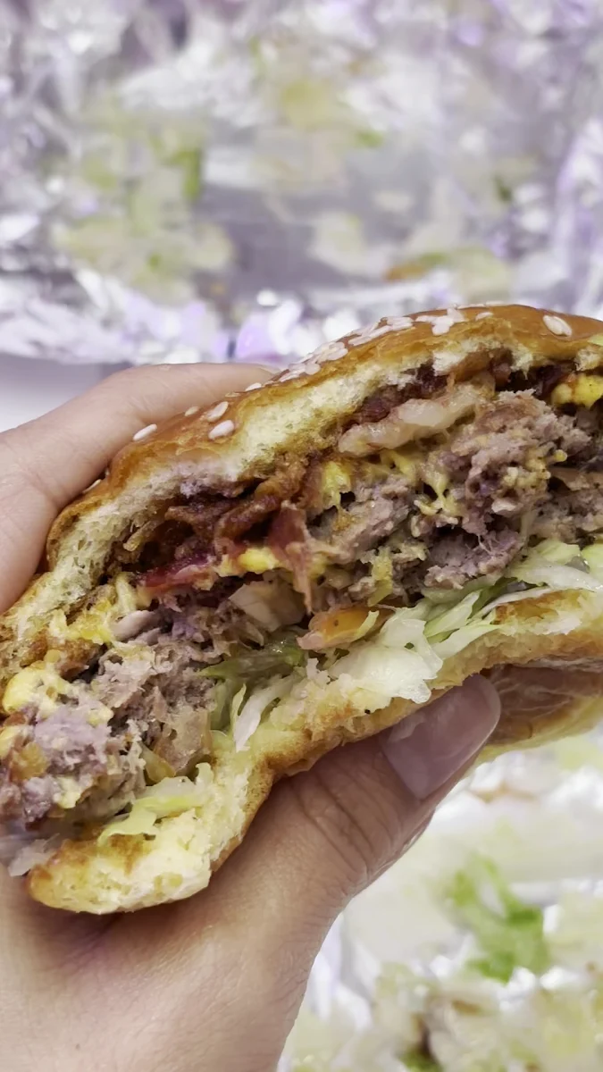 Food & drink, BUSSIN BURGER