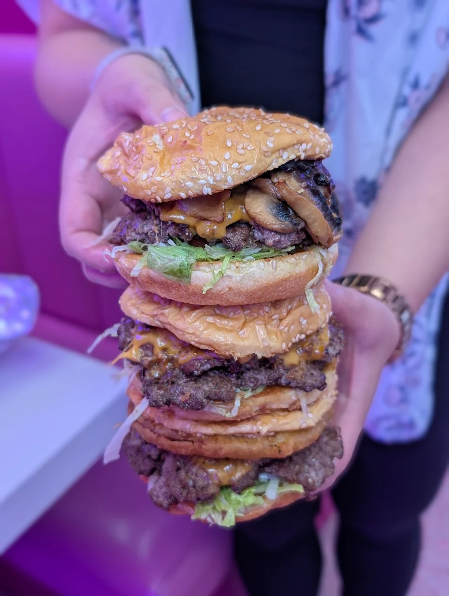 Food & drink, BUSSIN BURGER