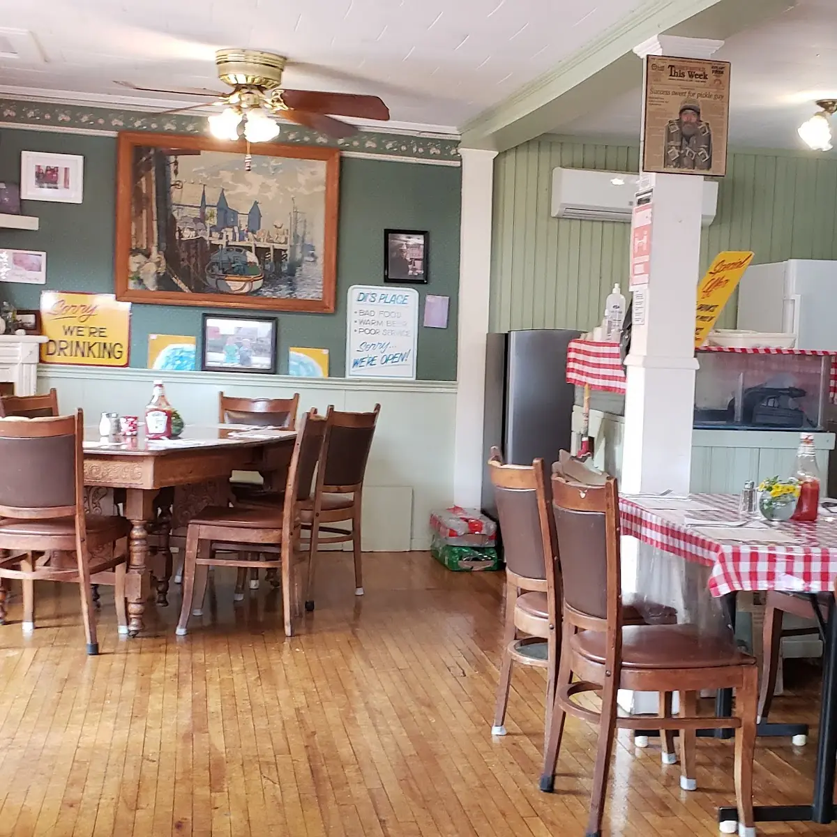 Vibe, 45th Parallel Motel & Restaurant