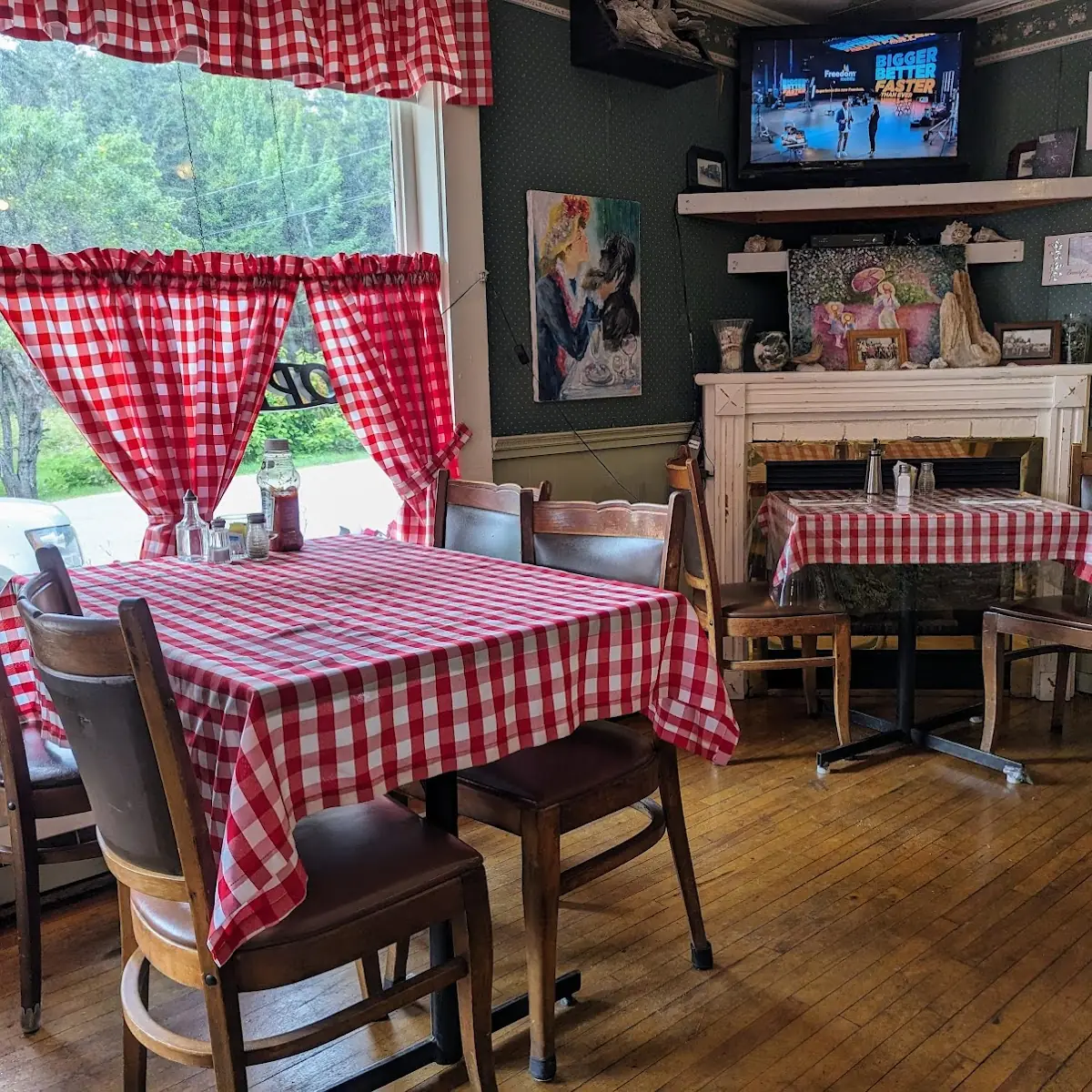 Vibe, 45th Parallel Motel & Restaurant