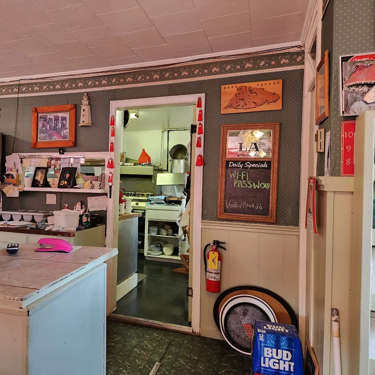 Vibe, 45th Parallel Motel & Restaurant