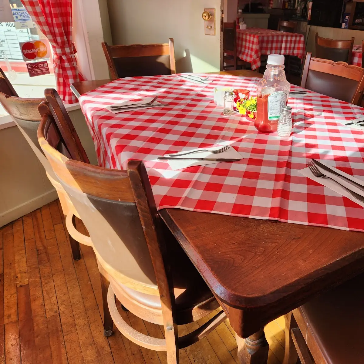 Vibe, 45th Parallel Motel & Restaurant