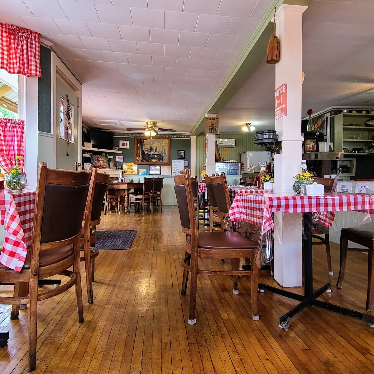 Vibe, 45th Parallel Motel & Restaurant