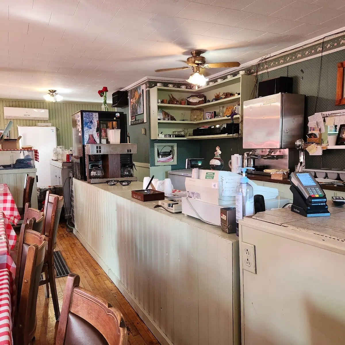 Vibe, 45th Parallel Motel & Restaurant