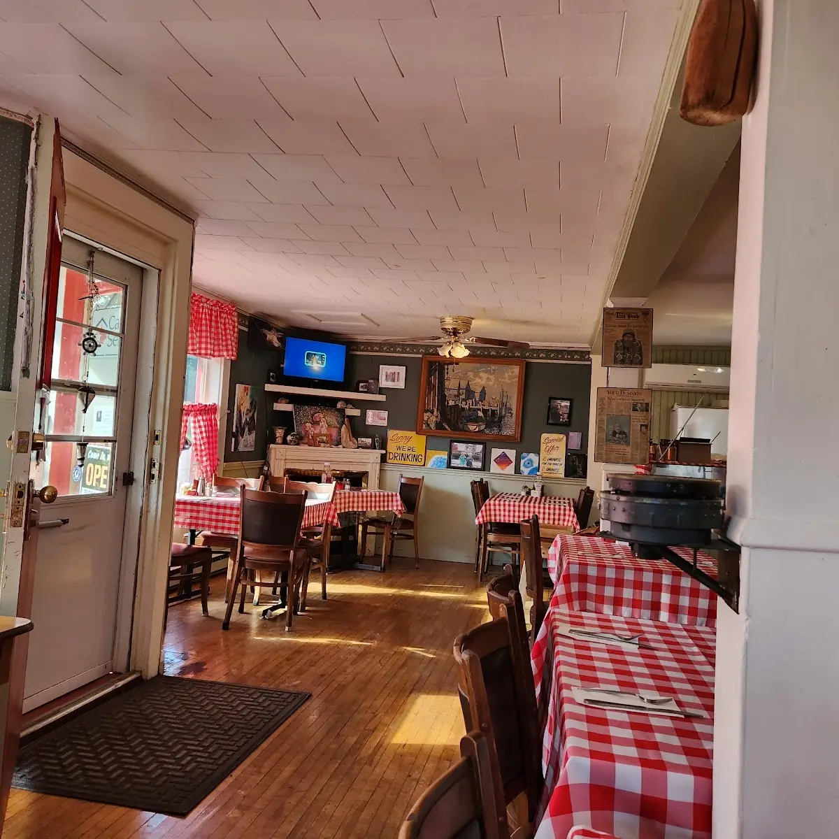 Vibe, 45th Parallel Motel & Restaurant