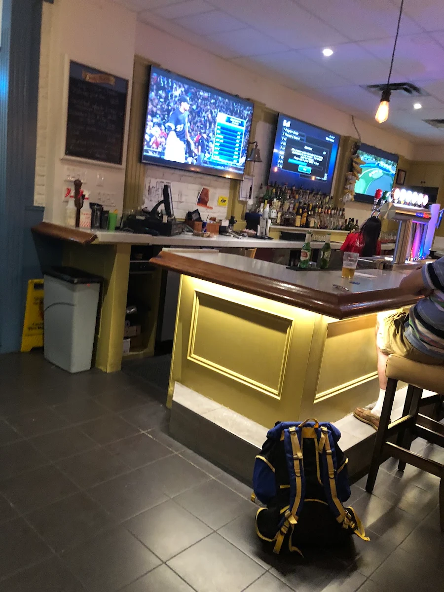 Vibe, The Royal Windsor Pub & Eatery
