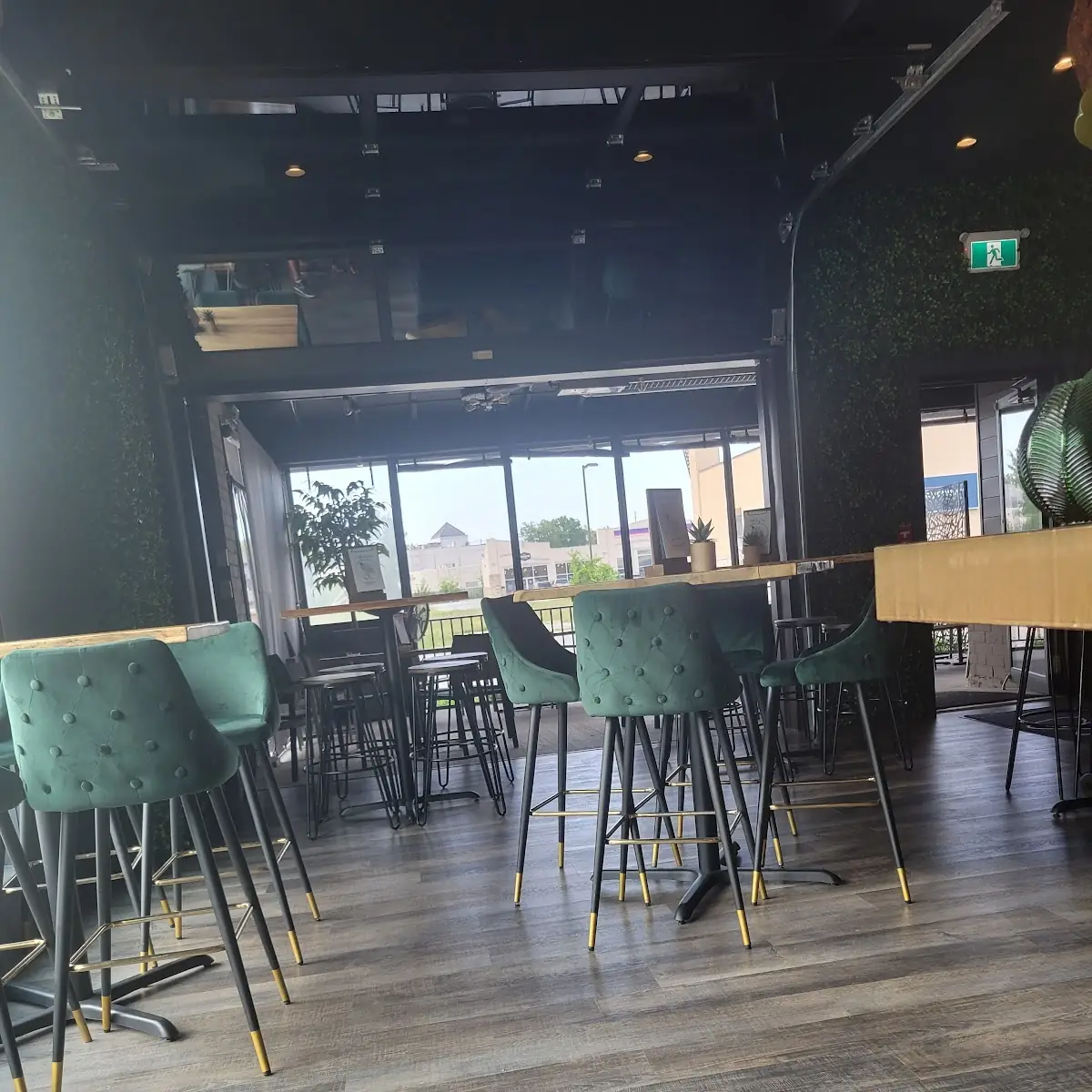 Vibe, Salute Resto + Bar