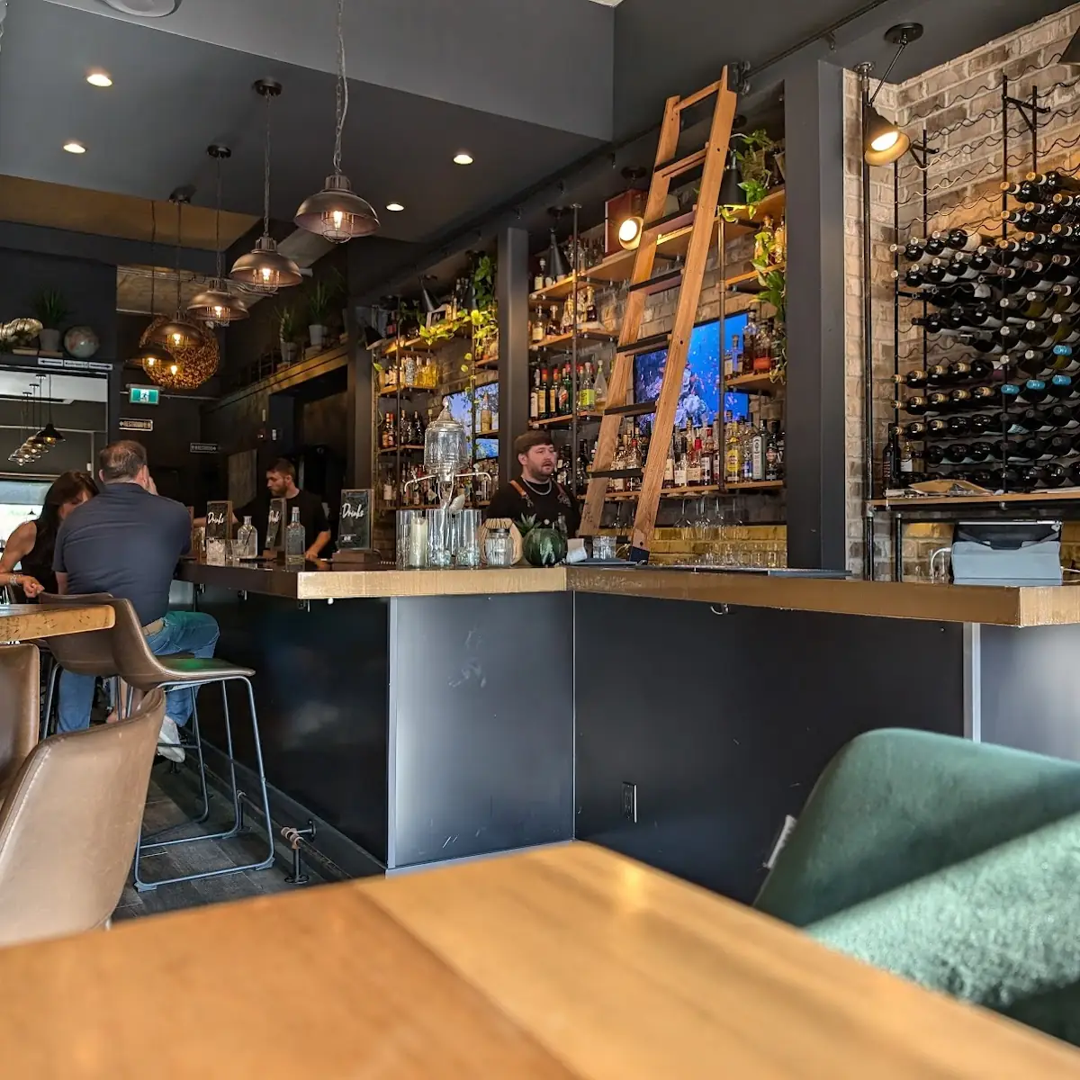 Vibe, Salute Resto + Bar