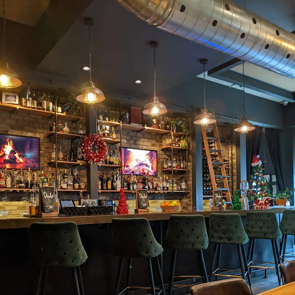 Vibe, Salute Resto + Bar