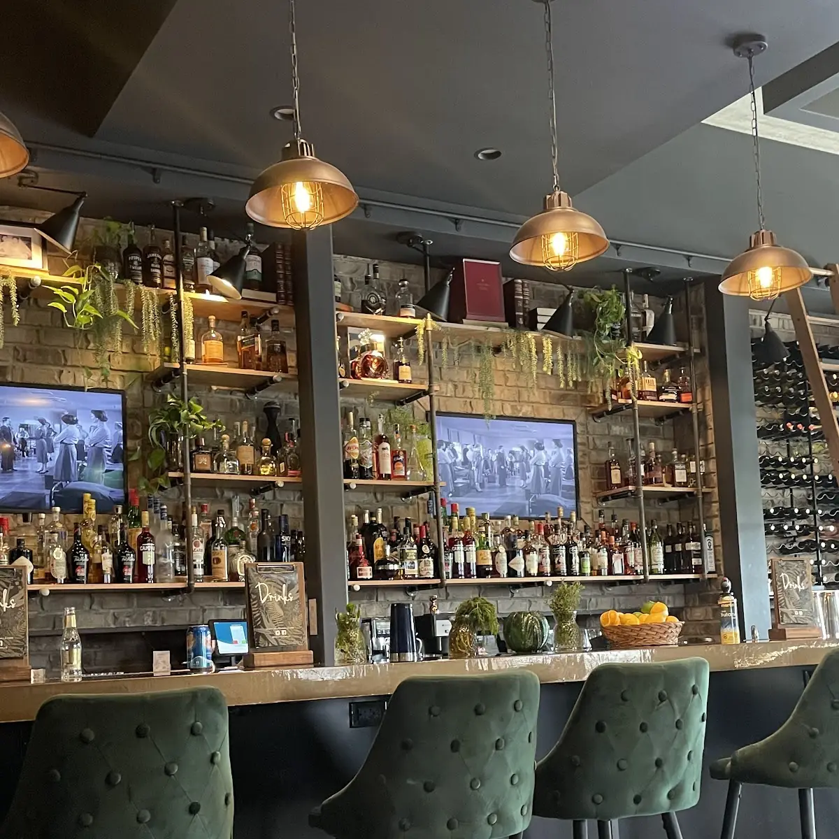 Vibe, Salute Resto + Bar