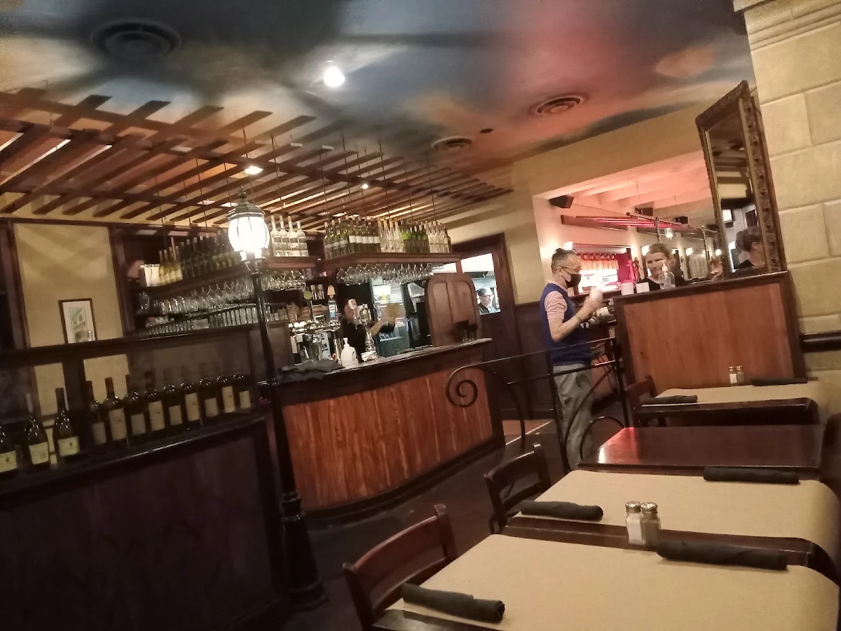Vibe, Fellini's - classic Italian cucina