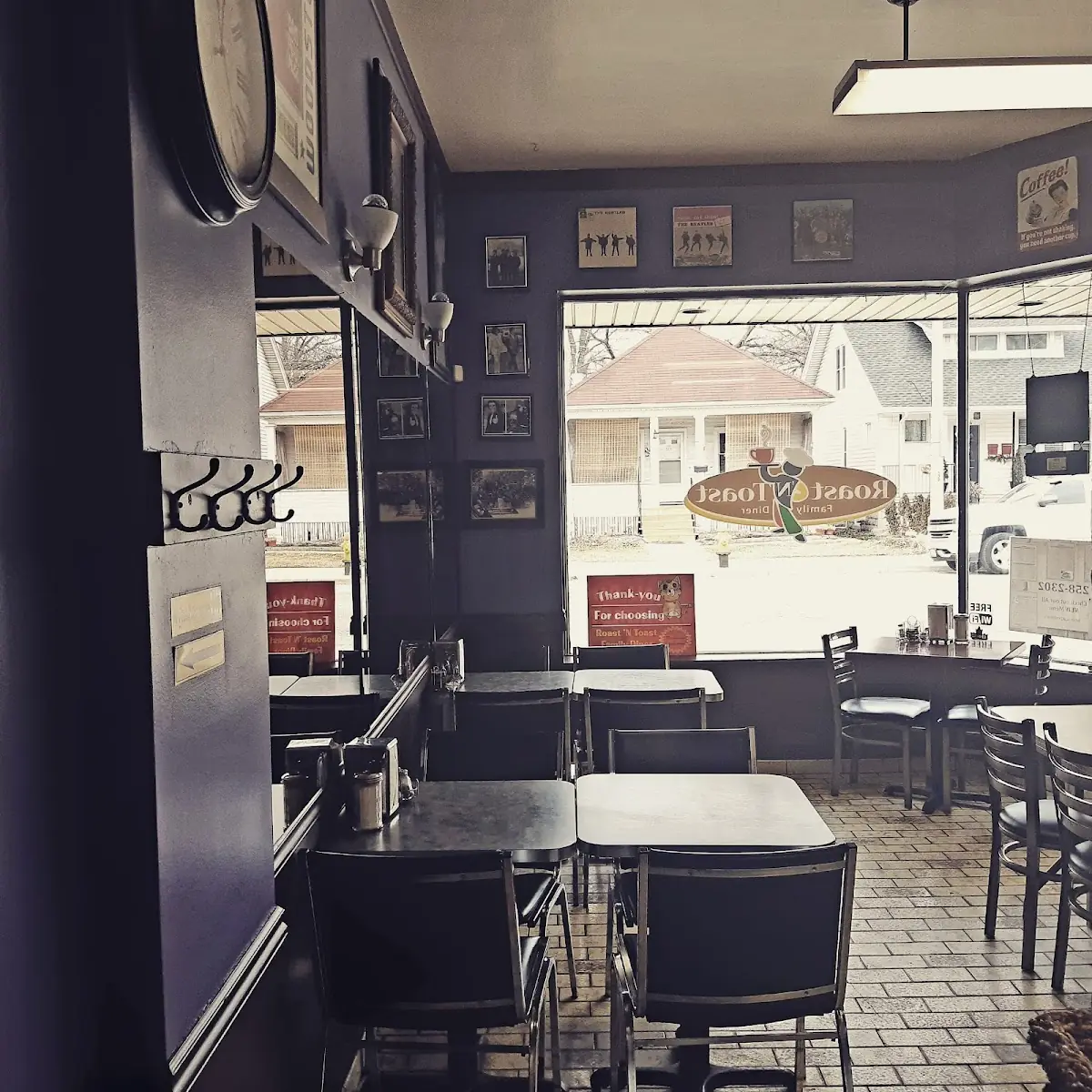 Vibe, Roast 'N Toast Family Diner