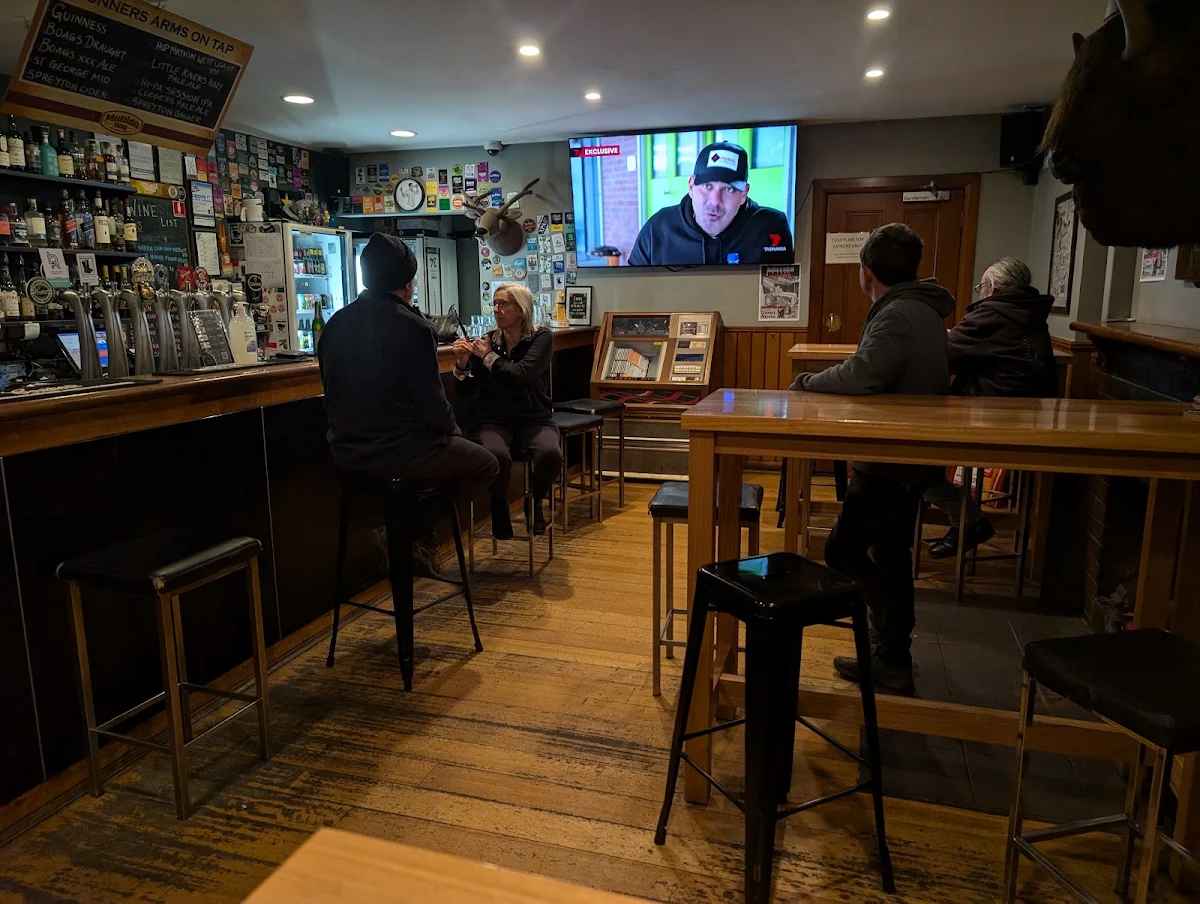 Vibe, Gunners Arms Tavern