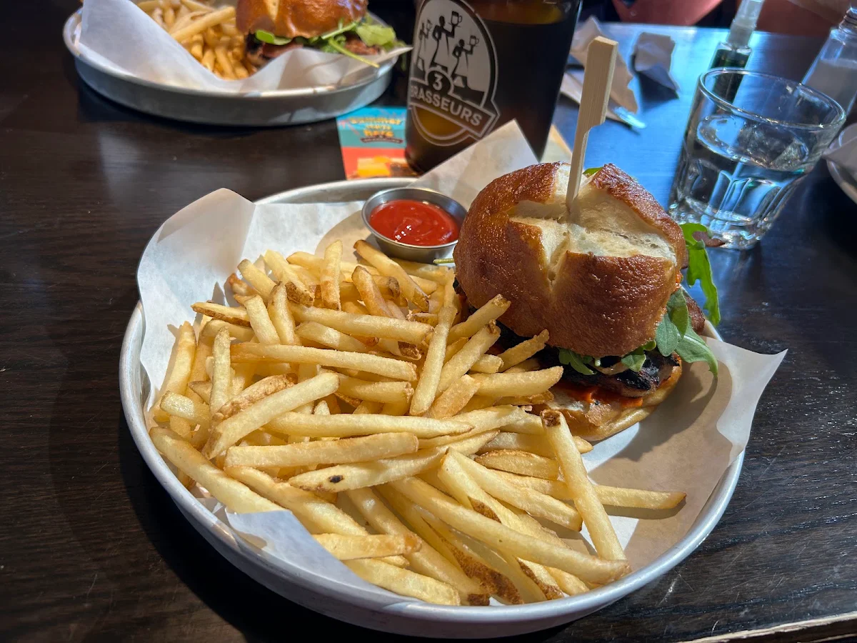 Food & drink, 3 Brasseurs - Kanata
