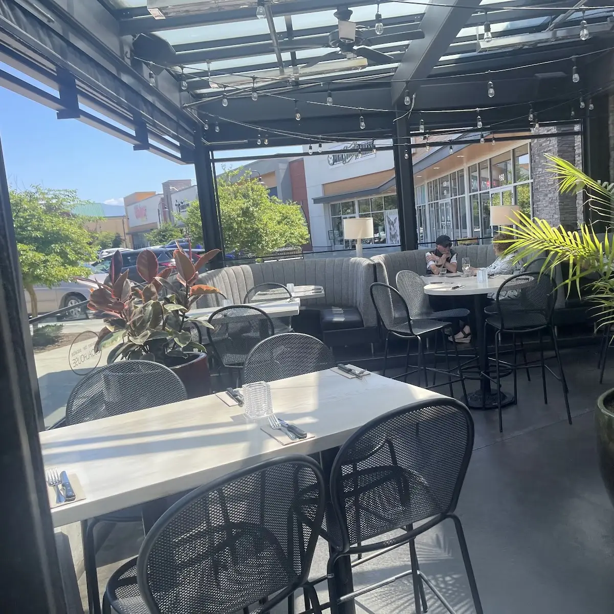 Vibe, Browns Socialhouse Mccallum
