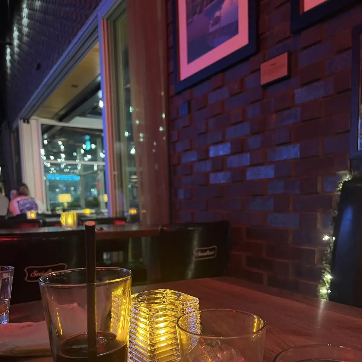 Vibe, Browns Socialhouse Mccallum